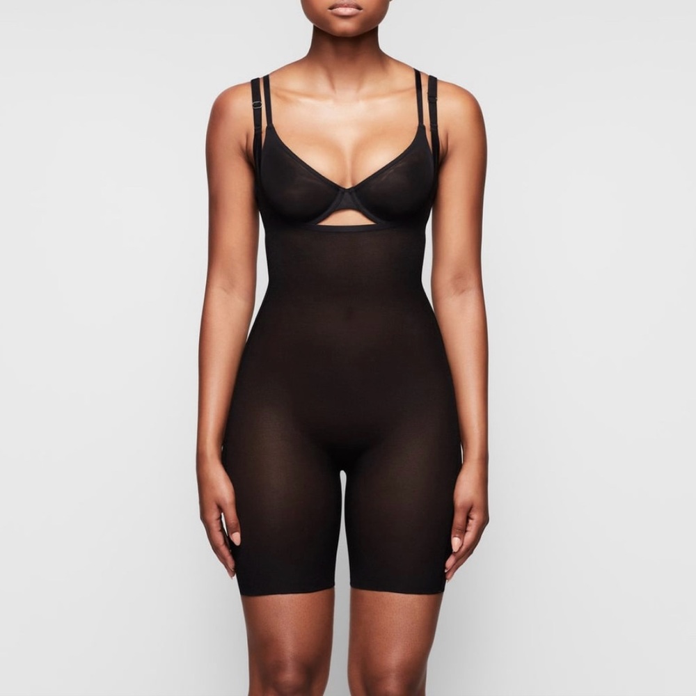 Skims shape wear 🖤 for stomach and thighs